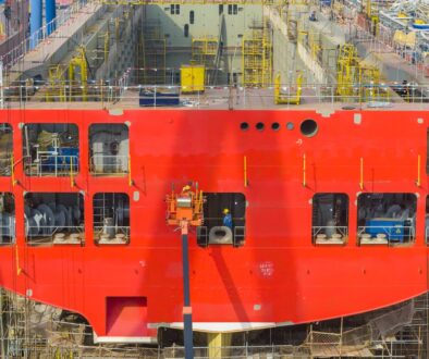 Китай построи кораб за 10 800 автомобила – най-големия автомобиловоз в света
