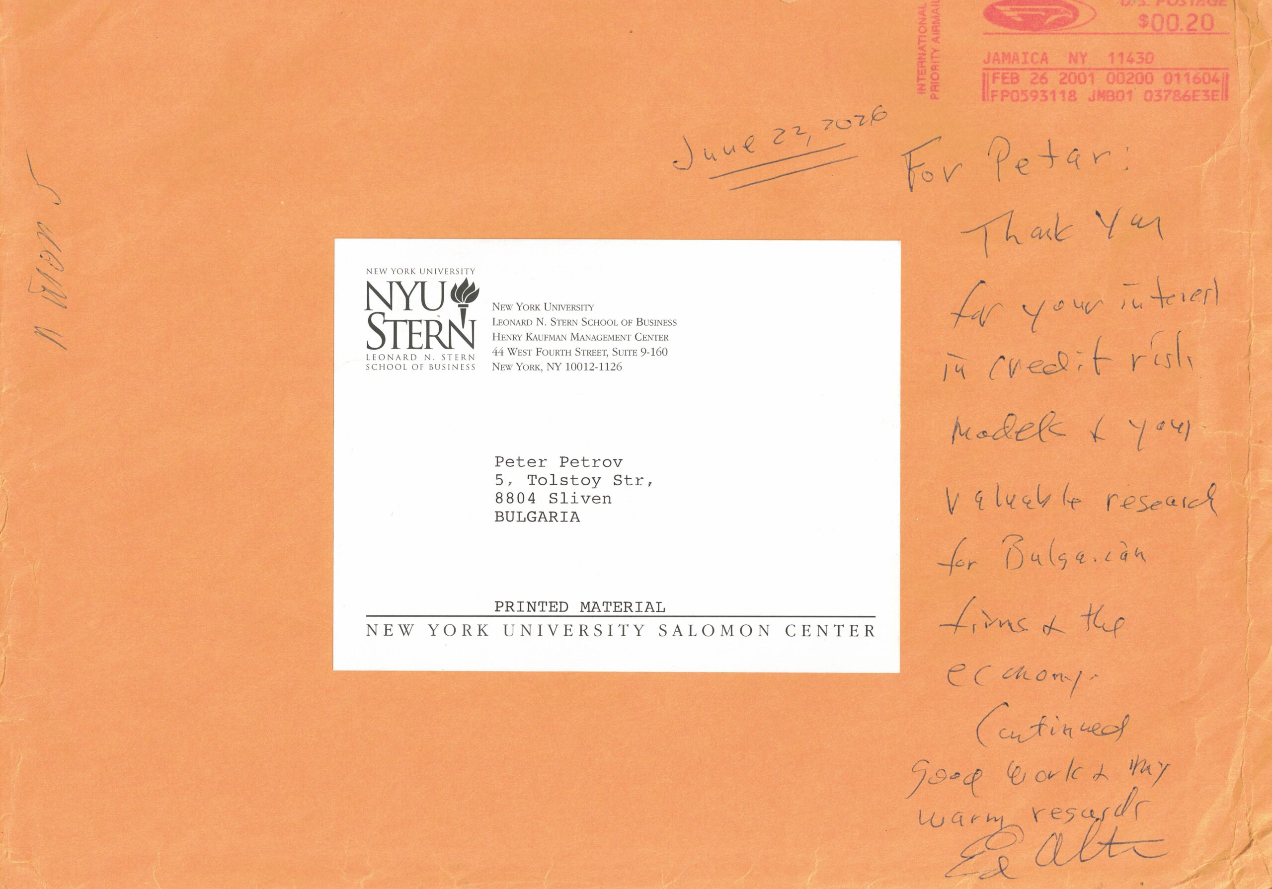 Пликът, изпратен от NYU Stern до Сливен през февруари 2001 г., с посвещението, което Едуард Алтман написва върху него на 22 юни 2026 г. във Варшава. Между пощенското клеймо и ръкописа стоят двадесет и пет години.
