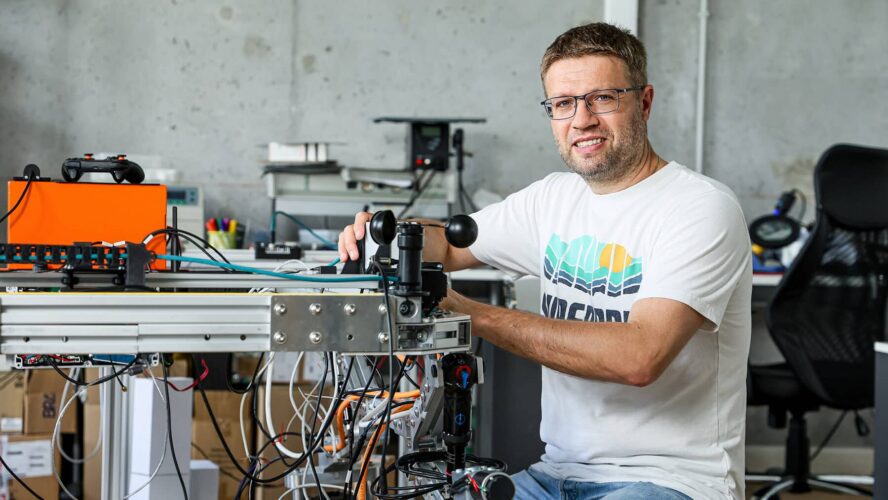 Smart Farm Robotix: Властелинът на роботите
