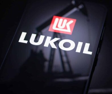 Рафинерията „Лукойл Нефтохим Бургас“ разполага с достатъчно суров петрол, за да продължи работа до средата на декември.