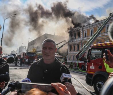 Кметът на Киев Виталий Кличко призова жителите на украинската столица, които имат възможност, временно да се преместят при близки извън града. Предупреждението идва на фона на засилващите се руски удари