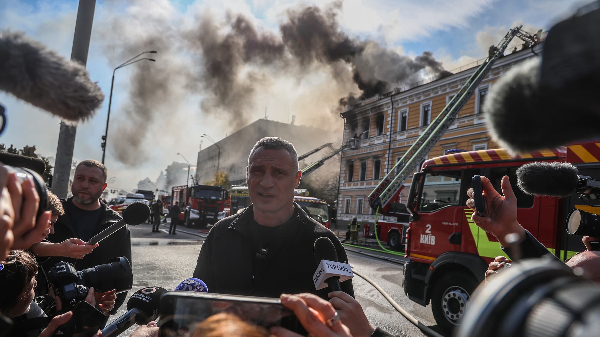 Кметът на Киев Виталий Кличко призова жителите на украинската столица, които имат възможност, временно да се преместят при близки извън града. Предупреждението идва на фона на засилващите се руски удари