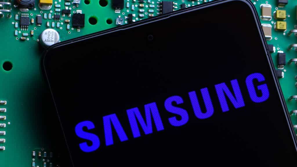 Samsung отчете близо 15-кратен ръст на оперативната печалба от полупроводници, но акциите на компанията поевтиняха с над 6%. 