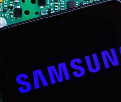 Samsung отчете близо 15-кратен ръст на оперативната печалба от полупроводници, но акциите на компанията поевтиняха с над 6%. 