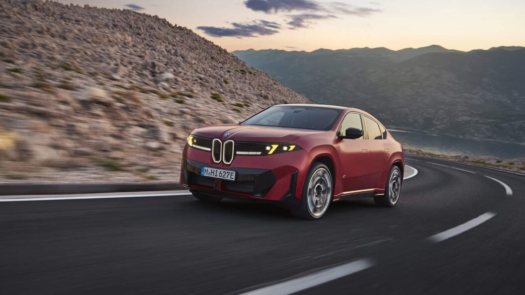 BMW представи новия iX4 с до 828 км пробег