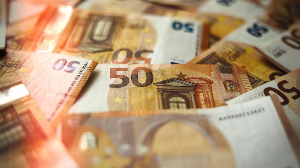 Условията за банково финансиране на бизнеса в еврозоната продължават да се затягат.
