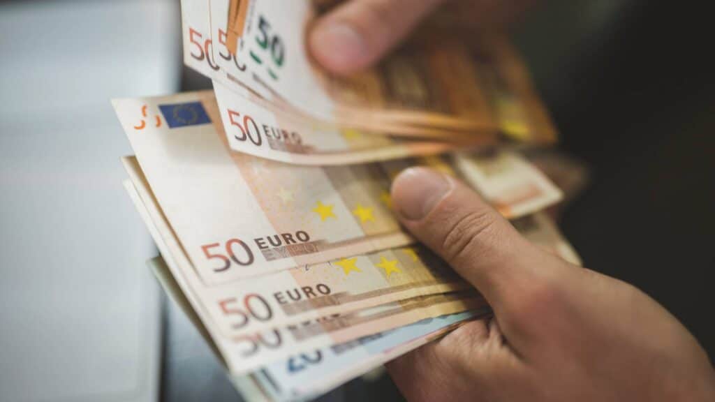 Годишната инфлация в България достига 5.7% през септември, въпреки че на месечна база цените се понижават с 0.2%